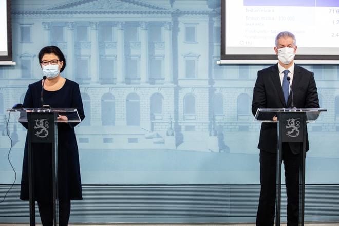 Tilannekatsauksessa ovat tälläkin kertaa mukana strategiajohtaja Liisa-Maria Voipio-Pulkki STM:stä ja ylilääkäri Taneli Puumalainen THL:sta. Arkistokuva: Valtioneuvoston kanslia