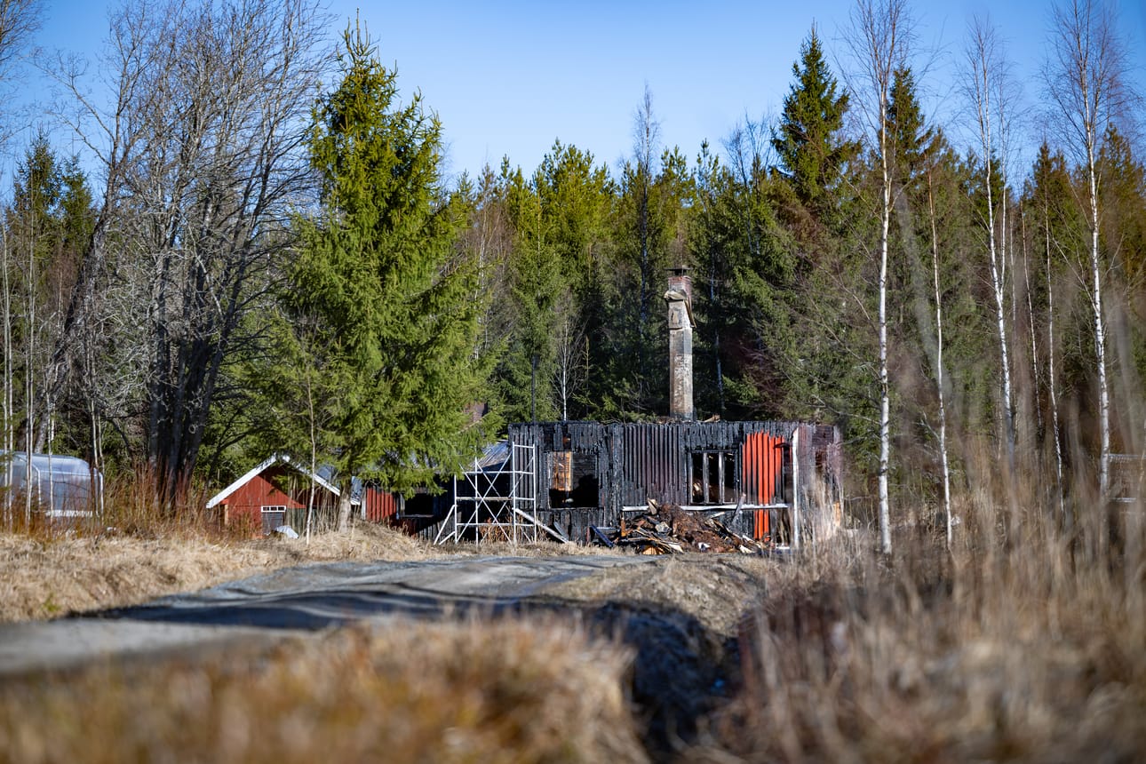 Talon asukkaat olivat illalla kaupassa, kun naapuri soitti ja kertoi, että heidän talonsa palaa.