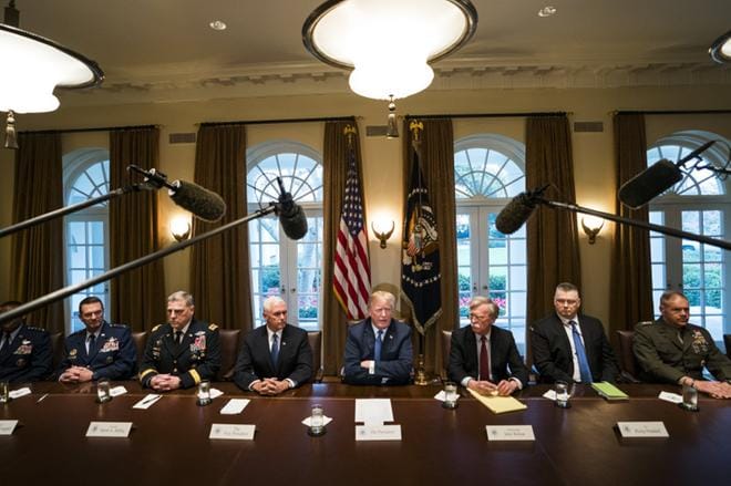 Yhdysvaltojen presidentti Donald Trump kertoi lehdistötilaisuudessa maanantaina, että Yhdysvallat aikoo vastata kovalla kädellä Syyriassa tehtyyn kaasuiskuun. Mitään keinoja ei ole suljettu pois, totesi Trump. KUVA: JIM LO SCALZO