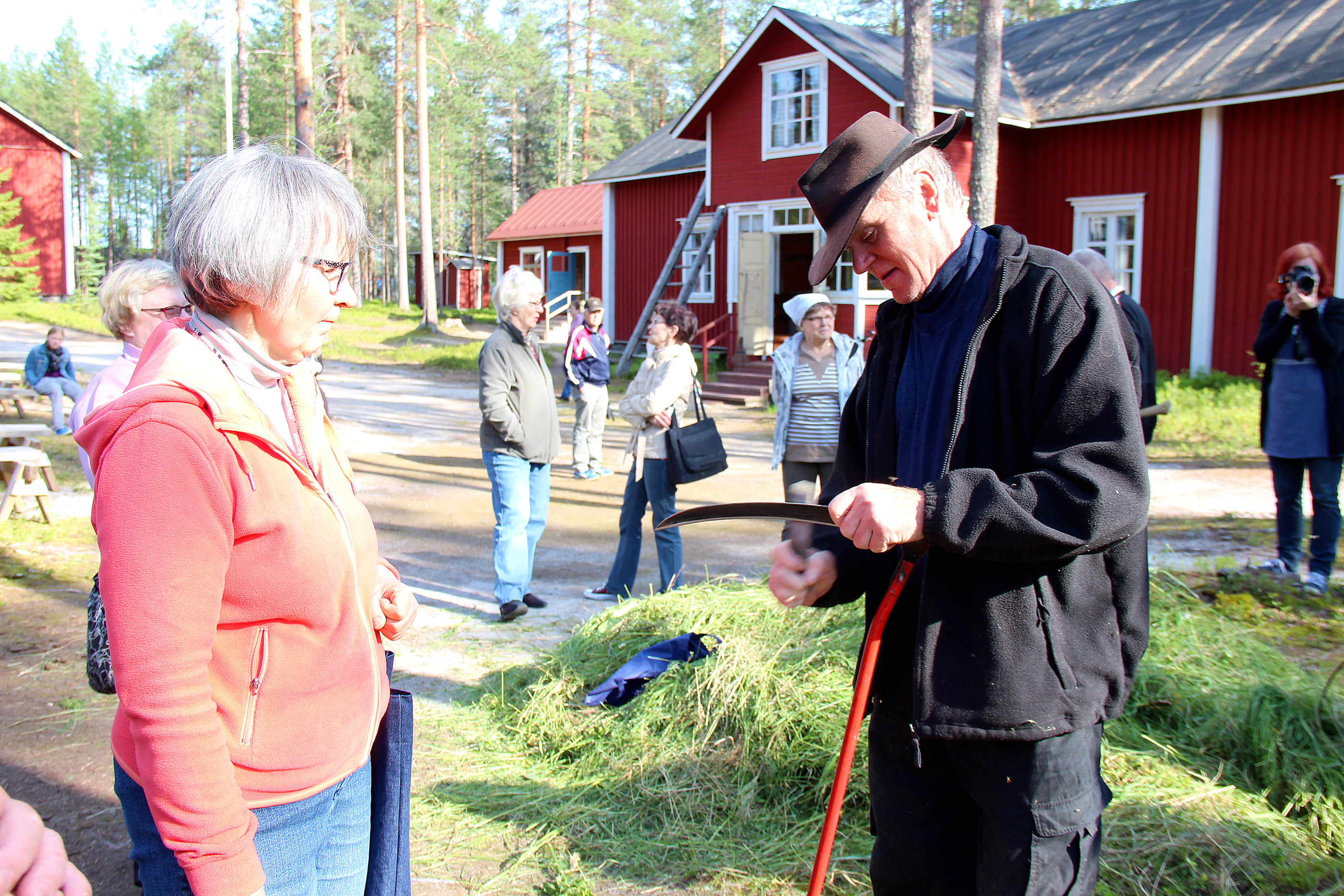Kerttu Kangas toi Antti Paavolan liipattavaksi nykyaikaisen "viikatteen", johon hän ei ollut täysin tyytyväinen. Oikeita maasepän tekemiäkin kotona olisi, mutta niitä ei enää saa ottaviksi. Paavolan kehotus oli viedä maasepälle taottavaksi.
