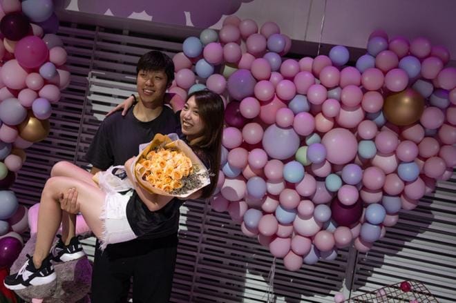 Kiinalainen pariskunta poseerasi Kiinan ystävänpäivänä eli 17. elokuuta ilmapalloista tehdyn sydämen edessä. Pariskunnalla voi olla edessään vaikkapa 80-vuotinen avioliitto – mikäli ikää ja kärsivällisyyttä riittää. KUVA: Roman Pilipey/EPA