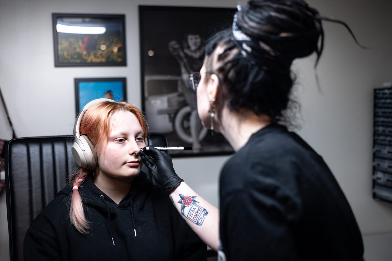 Suomalainen erikoiskauppaketju Underground järjestää perjantaisin 13. päivä lävistystempauksen. Aikaisin jonottamaan tullut Eli Virtanen otti kaksi nenäkorua, molemmille puolin nenää.