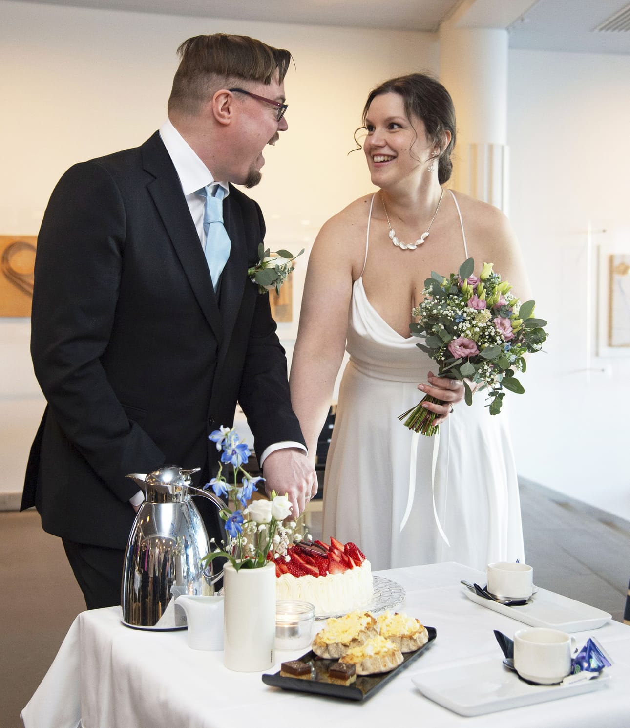 Markus ja Oona (os. Jokinen) Järvenpään perheessä kaapin paikan määrittää hääkakun leikkaukseen liittyvän perinteen mukaan rouva Järvenpää.