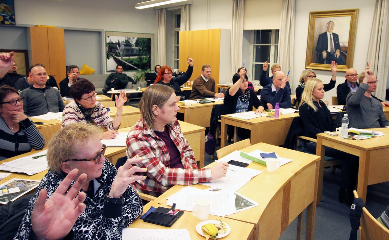 Veroprosenteista valtuusto äänesti useaan otteeseen, sillä käsiäänestyksen ääniä ei saatu merkattua aina oikein, eivätkä kaikki valtuutetut heti ymmärtäneet mistä milloinkin äänestetään.