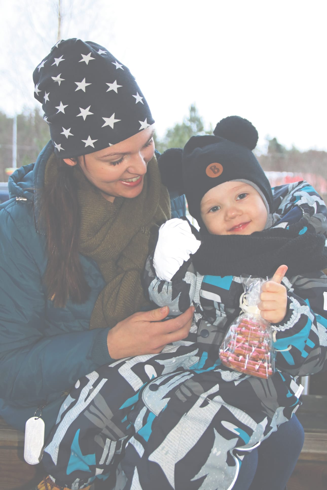 Temmesläinen Susanna ja Eetu Huttunen piipahtivat joulutorilla kauppareissun yhteydessä. Mukaan tarttui arpajaisvoittoja ja Eetun pikkuveljelle villasukat.