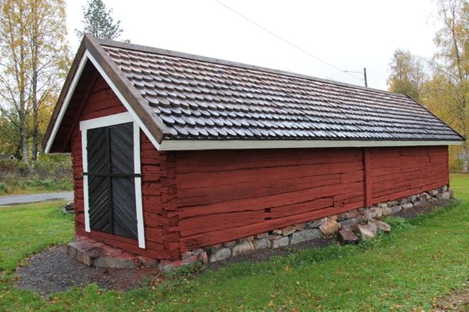 Rakennuksessa säilytettiin ennen vanhaan Kortesjärven kirkon tikapuita. Ne ulottuivat kirkon räystäälle asti. KUVA: MIA KÄRKKÄINEN