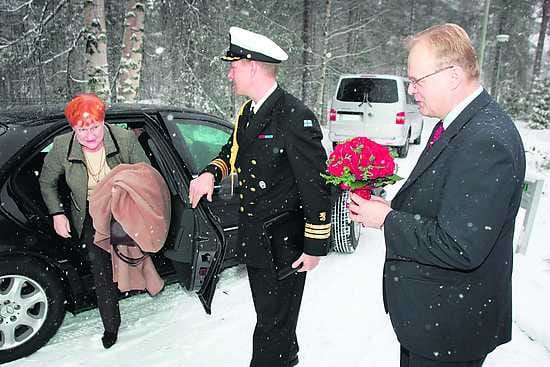 Ensimmäinen ja kolmas. SAK:n puheenjohtaja Lauri Ihalainen toivotti ruusukimpulla presidentti Tarja Halosen tervetulleeksi SAK:n valtuuston syyskokoukseen 26 marraskuuta. Halosen adjutantti, komentajakapteeni Janne Muurinen avaa oven.