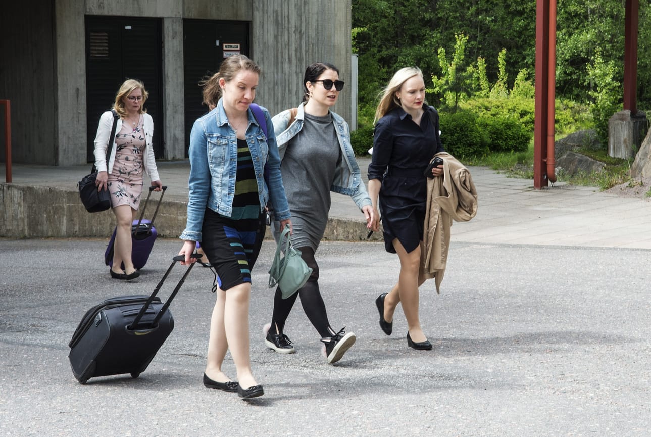 Vihreiden Maria Ohisalo (oik.) ja Emma Kari menossa tulevien hallituspuolueiden hotelli Korpilammen kokoukseen maanantaina.
