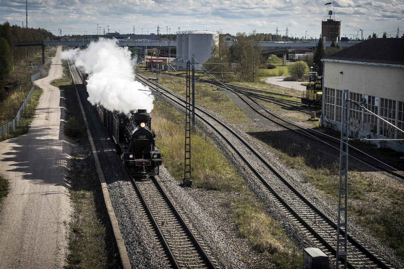 Juna saapui Ouluun höyrypilven saattelemana.