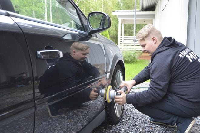 Tommi Rajala opiskelee Vaasan ammattikoulussa kunnossapitoasentajaksi ja hänellä on myös työpaikka ABB:llä. Oman yrityksensä toimintaan hän keskittyy yleensä viikonloppuisin. KUVA: EVELIINA KÄLVIÄINEN