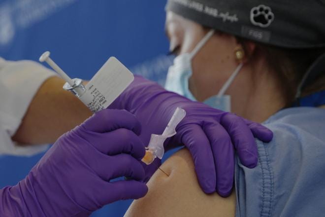 Yhdysvalloissa aloitettiin koronarokotukset viime viikolla, ja listan kärjessä ovat koronapotilaita hoitava terveydenhuoltohenkilökunta. Catalina Gonzalez-Marques sai rokotteen Bostonissa viime viikolla. Lupa toisenkin valmistajan rokotteelle voi tulla vielä tänään. KUVA: Brian Snyder/EPA