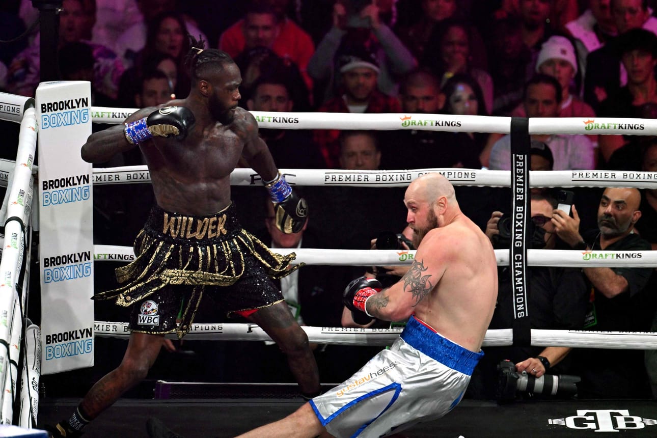 Wilder tyrmäsi Heleniuksen oikealla suorallaan ensimmäisen erän viime sekunneilla. Lehtikuva/AFP