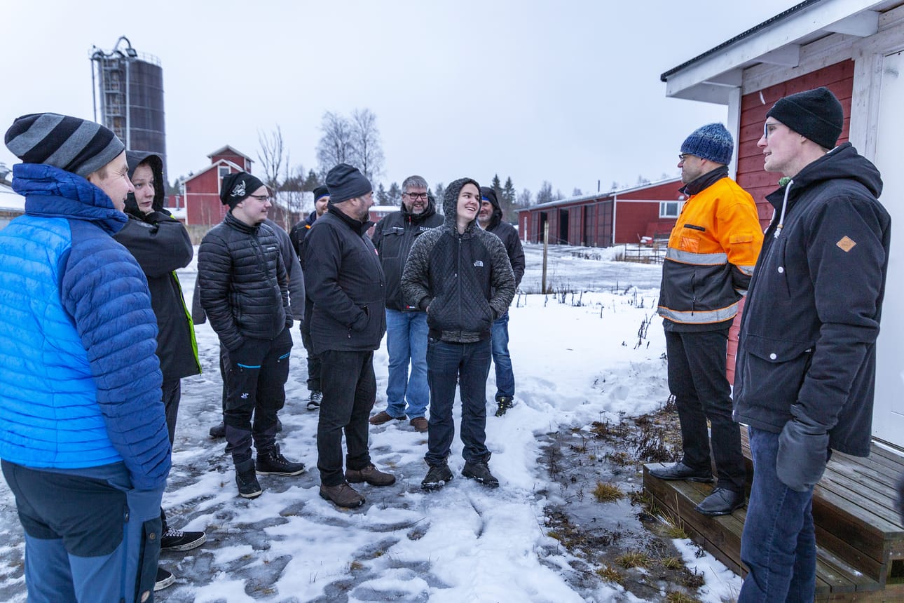Projektipäällikkö Tommi Lepojärvi ja Demeca Oy:n Sami Vinkki (oik.) kertoivat biotalouden näkymistä opiskelijoille ja seminaariväelle Lappian toimipisteessä Louella.