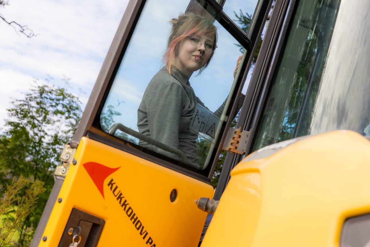Työllistämissetelin ansiosta Henna Kantojärvi pääsi alkuun kiinteistönhoitajana. Nyt haave vakityöstä Kukkohovi Palvelut Oy:ssä on toteutumassa.