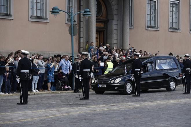 Tuhannet ihmiset kokoontuivat Helsingin kaduille saattamaan presidentti Mauno Koivistoa viimeiselle matkalleen. Kuva: Joel Maisalmi