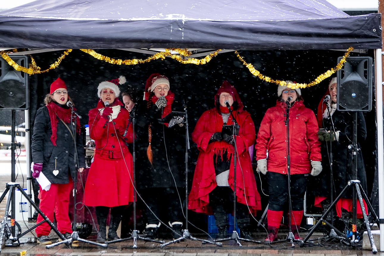 Lauluyhtye Vocalin mukaansa tempaava tyyli ihastutti kuulijoita torin joulutapahtumassa.