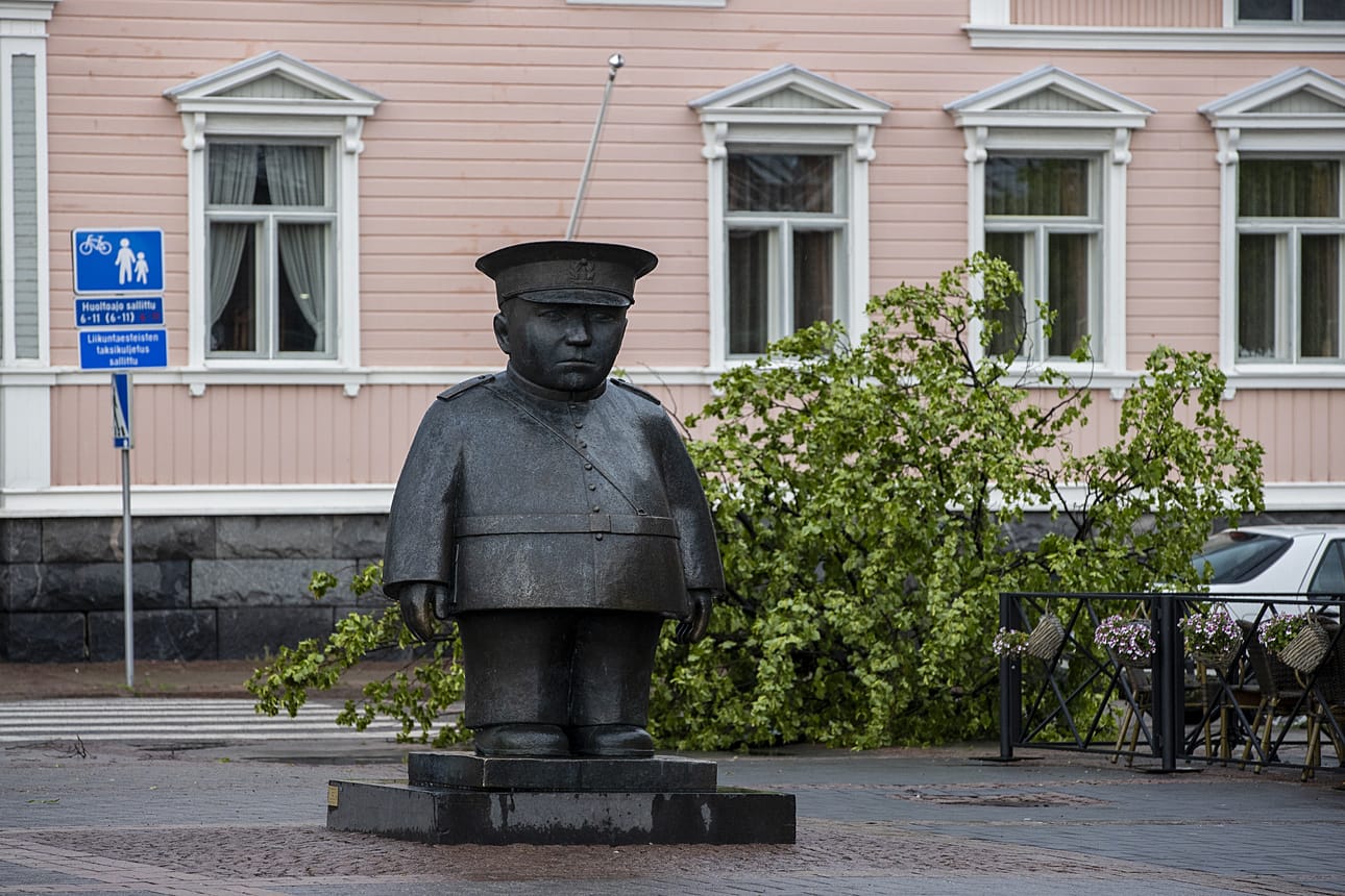 Syöksyvirtaus pyyhkäisi Oulun keskustan läpi maanantaina.
