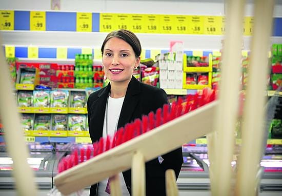 Lidlin aluepäällikkö Jaana Järviaho kertoo ketjun laajentumissuunnitelmista vain sen, että hyvät kauppapaikat kiinnostavat aina.