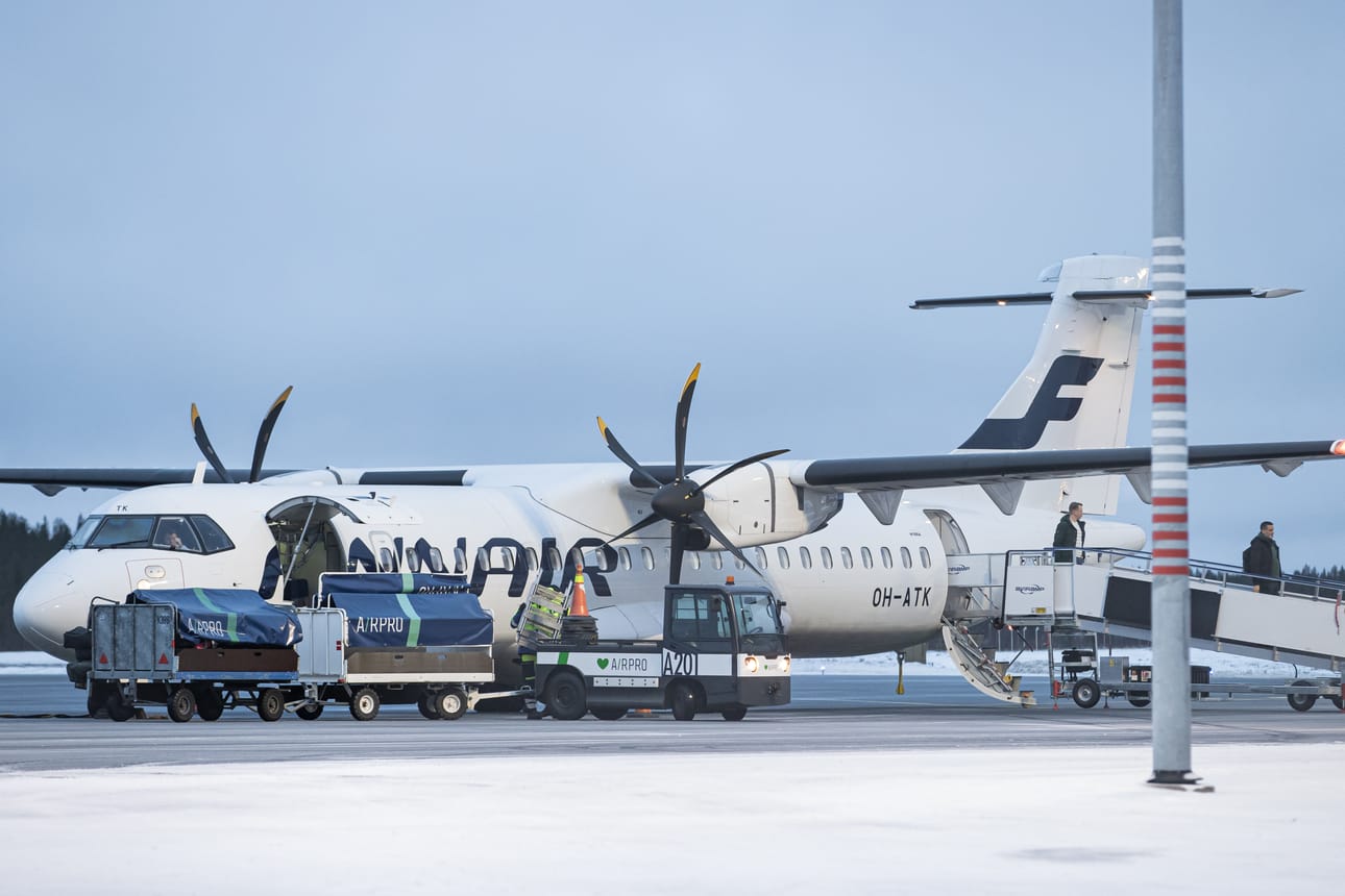 Kuusamoon lentoaseman matkustajamäärät ovat nousseet jo neljä vuotta peräkkäin. Kuvassa on Finnair OH-ATK potkuriturbiinilentokone. Arkistokuva.