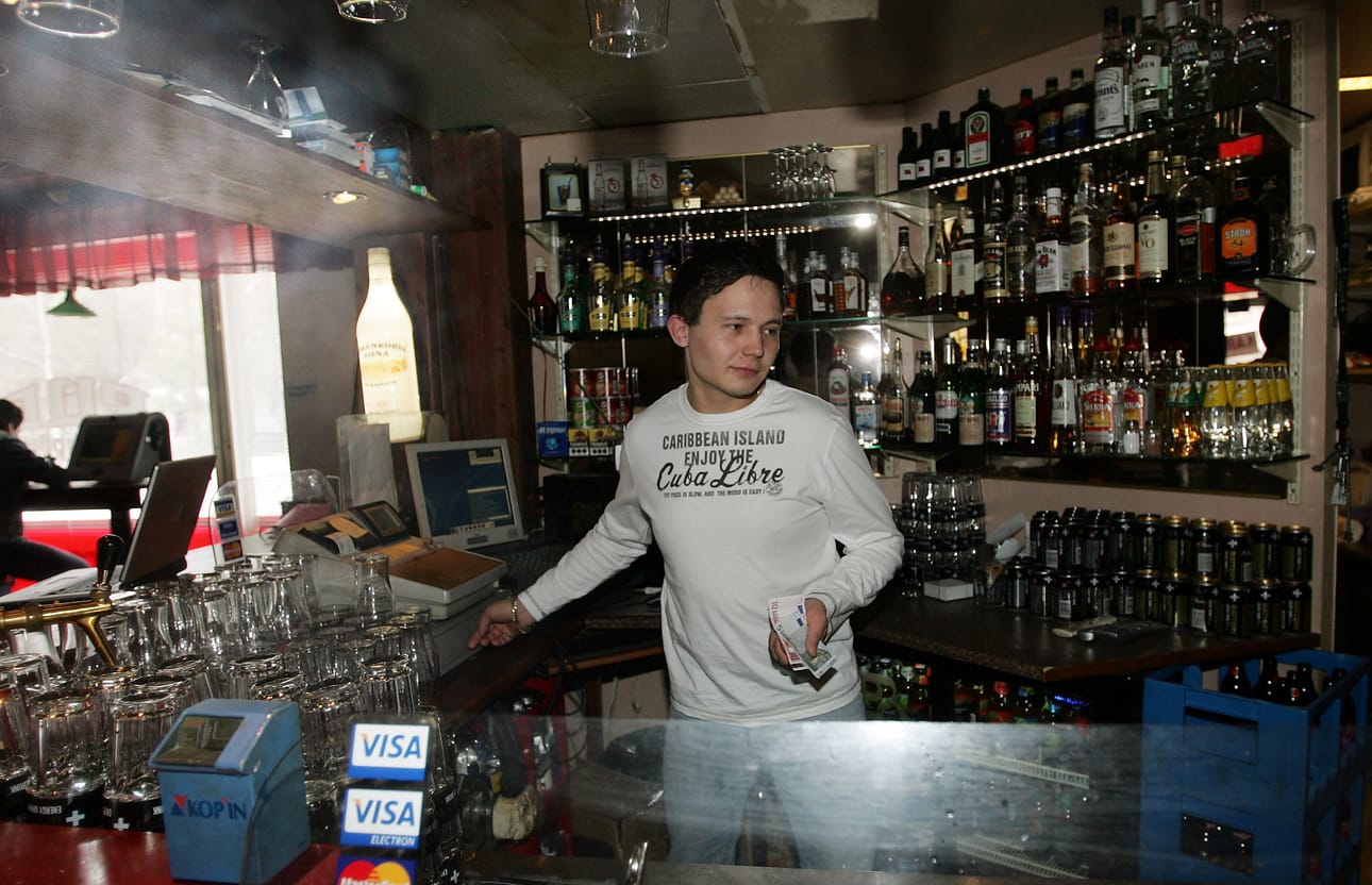 Arkistokuvassa ravintolapäällikkö Kimmo Akujärvi pub Punapippurin baaritiskin takana vuonna 2007.