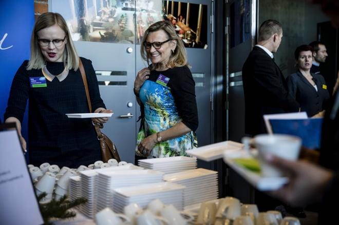 Turkulaisen Leena Keisalan (kuvassa keskellä) mielestä oli kiva nähdä hallitus omana itsenään retoriikan takana. Ministerit esiintyivät hänen mielestään yleisön edessä hyvin rentoina. KUVA: Joel Maisalmi