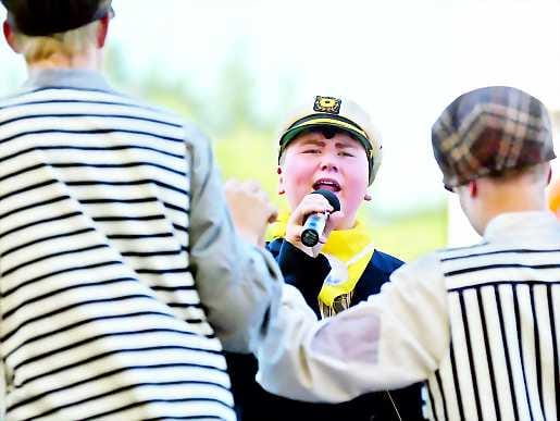 Hiiohoi, haaluvei. Lastenmusikaalli Kakaravaara on sovitettu Toppilansalmen möljälle. Näytelmän teksti on ihan sama kuin viime kesänä, mutta esittäjät ovat vuodessa kasvaneet ja kypsyneet.