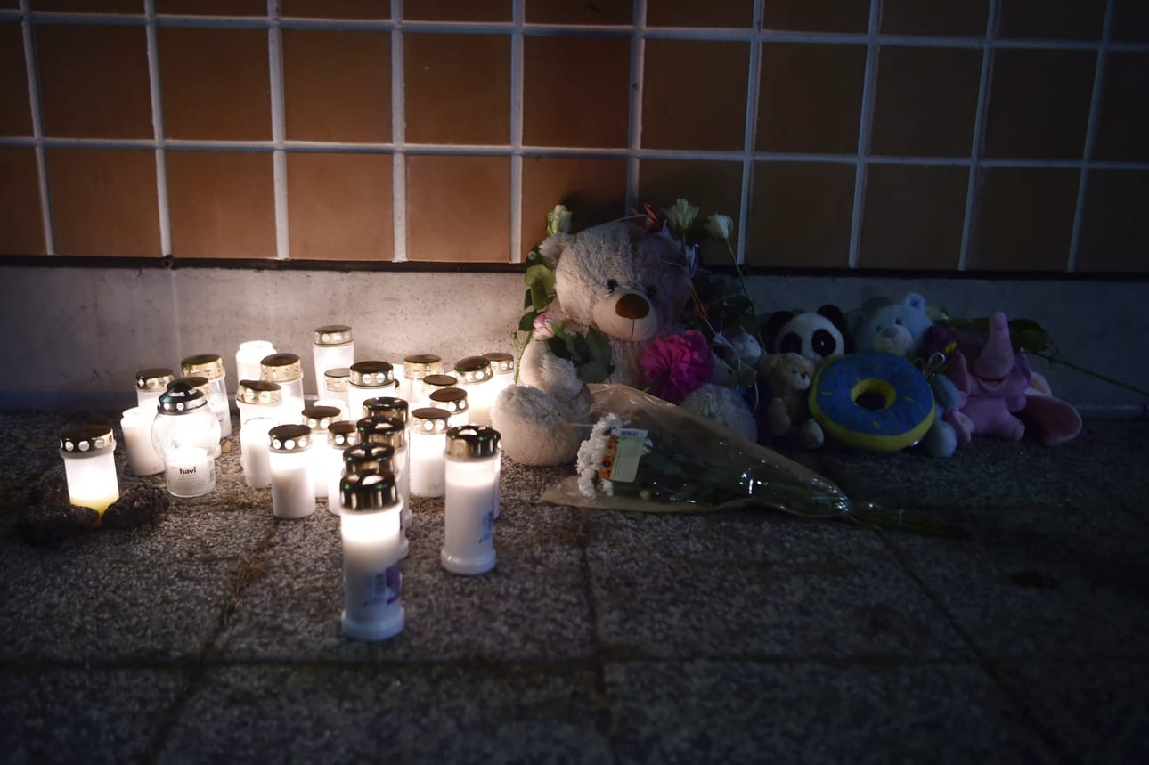 Muistokynttilät paloivat sunnuntai-iltana kerrostalon pihassa Vantaan Hakunilassa. Äiti ja neljä lasta kuolivat kerrostaloasunnon palossa varhain aamulla. LEHTIKUVA / KIMMO PENTTINEN