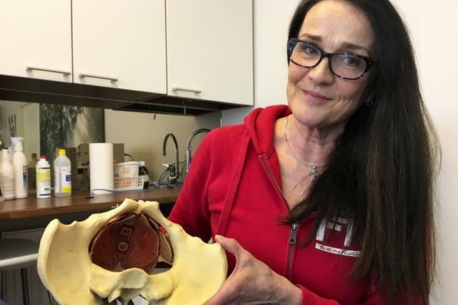 Leena Saarela aikoo järjestää odottaville äideille pienryhmiä, joissa naiset oppivat harjoittamaan lantionpohjan lihaksiaan. Kuva Virpi Kupiainen-Ämmälä