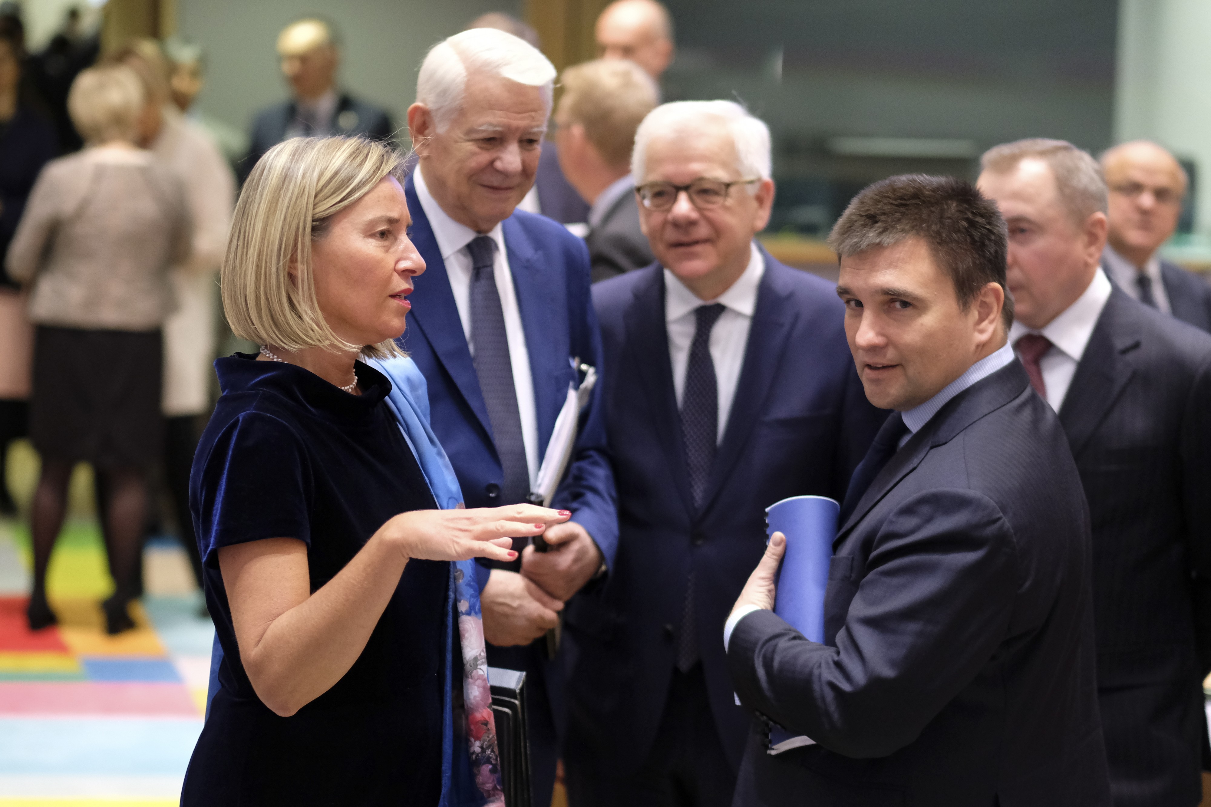 Ukrainan ulkoministeri Pavlo Klimkin ei tule Helsingin-kokoukseen, mikä voi viitata pelkoon siitä,  että Euroopan neuvosto olisi pehmentämässä asennettaan Venäjää kohtaan. Klimkin tapasi EU:n ulkopolitiikan korkean edustajan Federica Mogherinin itäisen kumppanuuden kokouksessa Brysselissä aiemmin tällä viikolla.