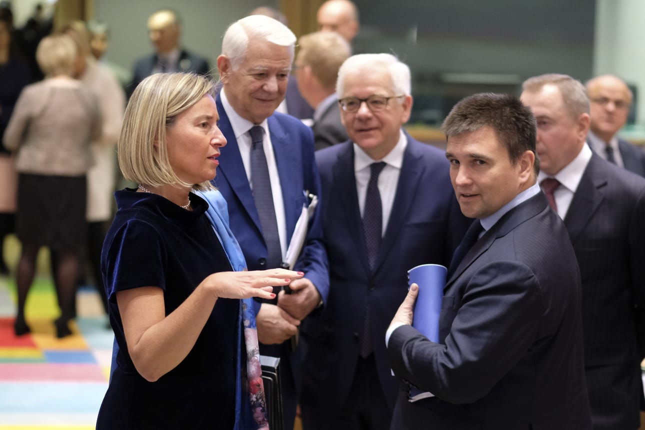 Ukrainan ulkoministeri Pavlo Klimkin ei tule Helsingin-kokoukseen, mikä voi viitata pelkoon siitä, että Euroopan neuvosto olisi pehmentämässä asennettaan Venäjää kohtaan. Klimkin tapasi EU:n ulkopolitiikan korkean edustajan Federica Mogherinin itäisen kumppanuuden kokouksessa Brysselissä aiemmin tällä viikolla.