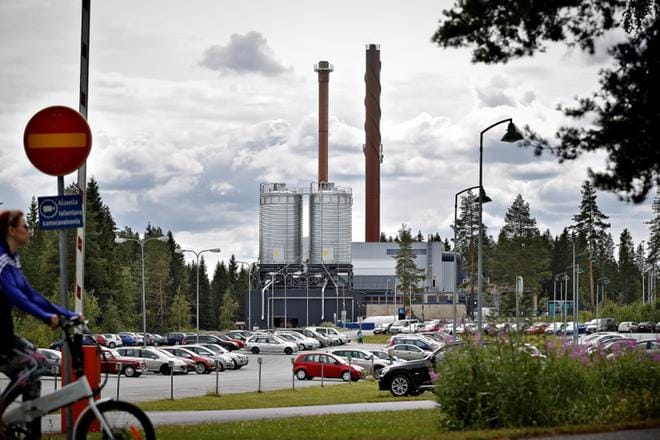 Siirtyminen öljystä puupellettipölyyn ei ole ollut helppoa Hanneksenrinteen lämpövoimalassa sairaalanmäellä. Osa jo asennetuista laitteista korvataan syksyn aikana uusilla. KUVA: TOMI KOSONEN