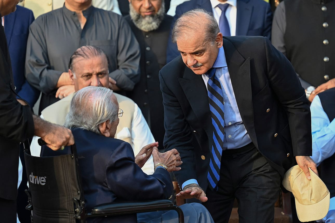 Pakistanin presidentti Arif Alvin hajotti parlamentin pääministeri Shehbaz Sharifin (oik.) kehotuksesta. LEHTIKUVA/AFP