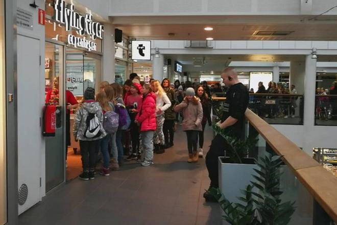 Innokkaat asiakkaat odottivat Flying Tiger Copenhagenin aukeamista Rewell Centerissä. Kuva: Matti Rinnekangas