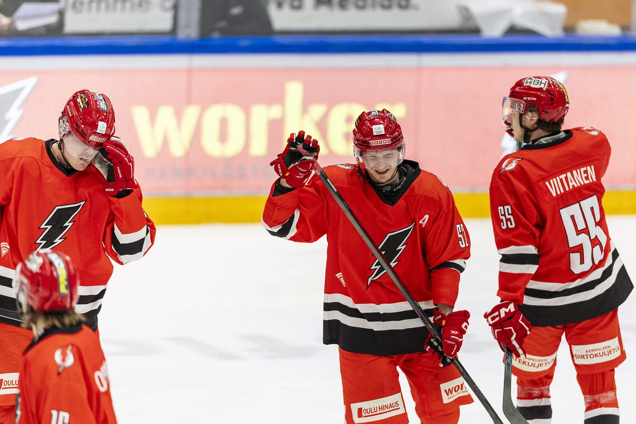 Laser HT:n Juho Korhonen (kesk.) on kokenut luottopuolustaja joukkueelle.