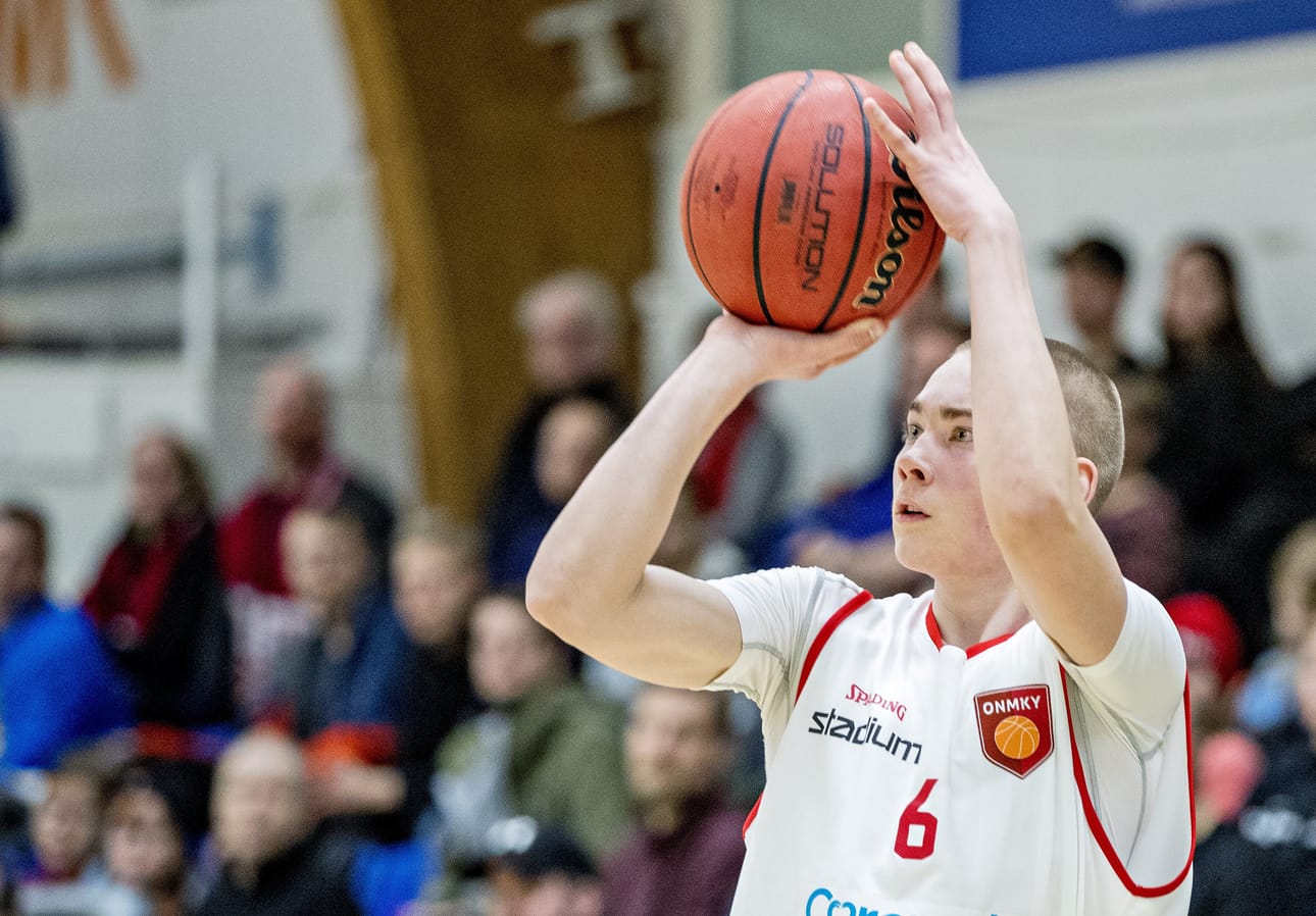 Yläkouluikäinen Eino Montin nosti heitoillaan Ynnin ylös suosta.