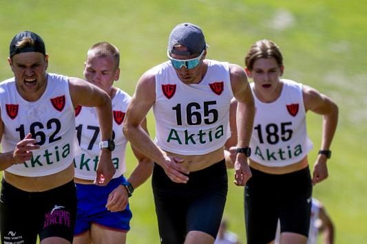 Niko Koskela (165) juoksi ensimmäisen kerran tosissaan Vöyrin jyrkässä mäessä. KUVAT: ELENA MIKKILÄ