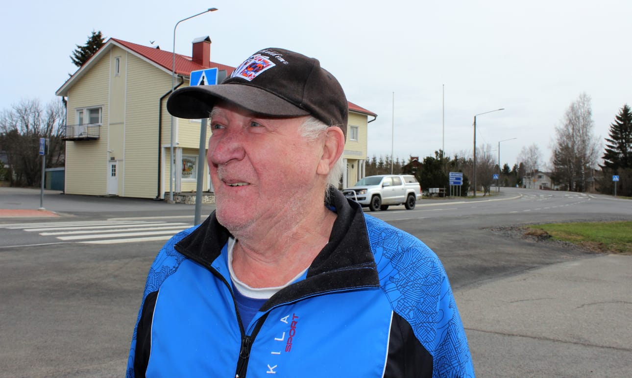 Karijoen kirkonkyläläinen Jaakko Porkkala harmittelee kotikuntansa viimeisen pankkikonttorin sulkeutumista.
