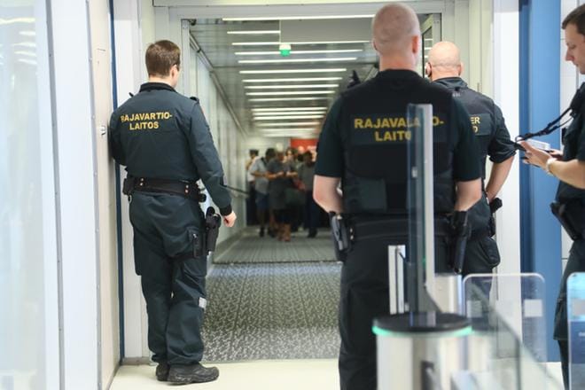 Suomi aloitti väliaikaiset sisärajatarkistukset perjantaina puolilta päivin. Kööpenhaminasta Helsinki-Vantaalle matkustaneet joutuivat vilauttamaan matkustusasiakirjoja rajavartijoille.