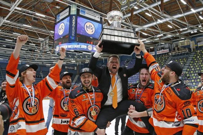 HPK:n päävalmentaja Antti Pennanen kultatuolissa Kanada-maljan kanssa joukkueen mestaruusjuhlissa. Kuva: Timo Heikkala / Lehtikuva