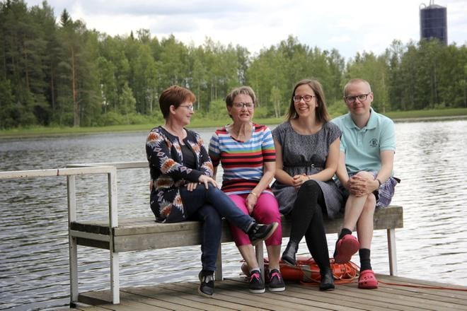 Liisa Paalijärvi (vas.), Kyllikki Hannula ja Terhi ja Ville Karjalainen ovat mukana johdattelemassa pyhäkoululaulujen pariin yhteislauluillassa Paalijärvellä. KUVA: JARMO MATILA