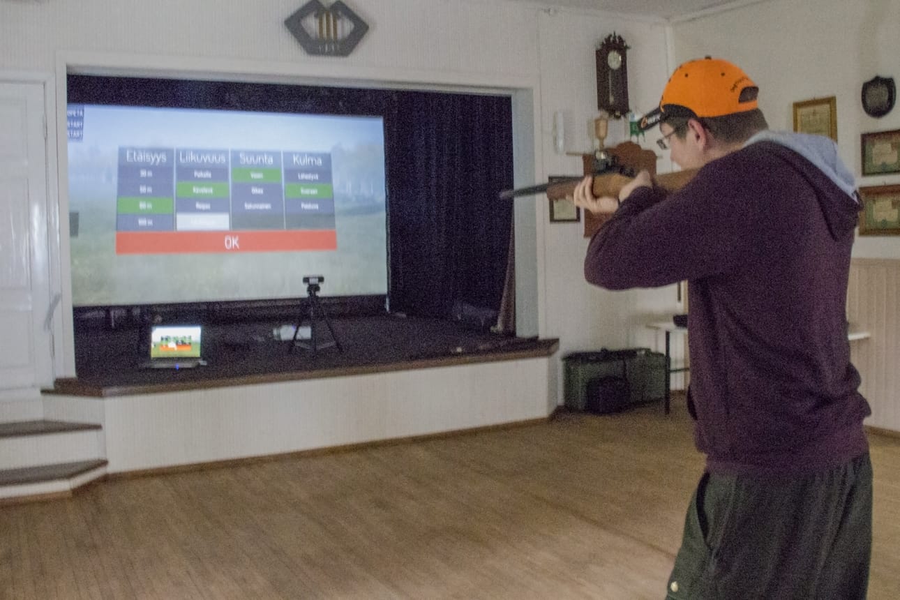 Metsästyssimulaattorilla pääsi kokeilemaan riistan ammuntaa. Matti Törmikoski hoiti järjestelmää elomarkkinoilla.