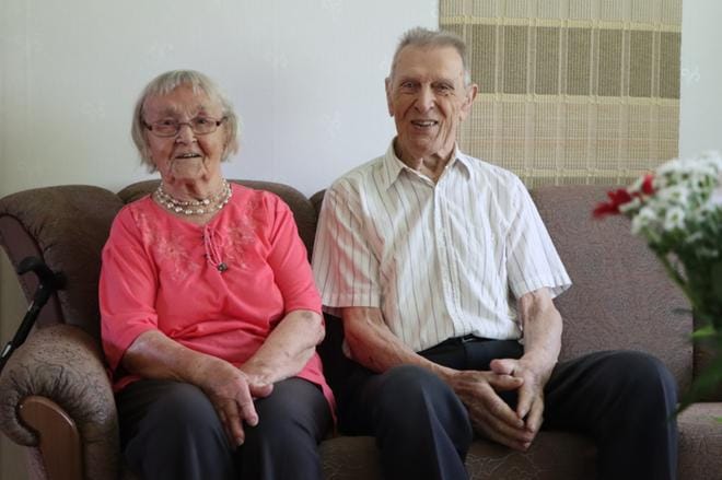Anni ja Evert Stolpe ovat olleet naimisissa 80 vuotta. KUVA: RIIKKA ILMONEN