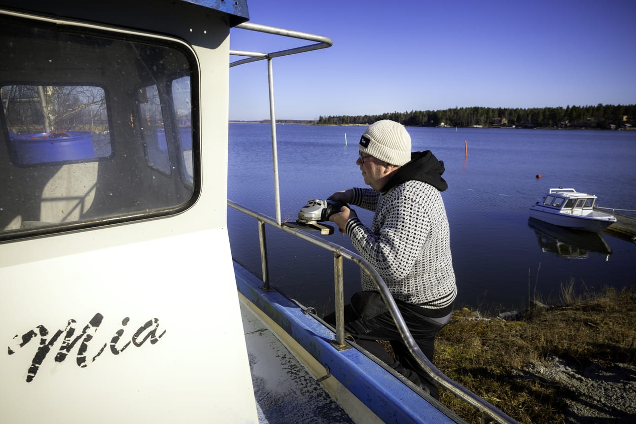 Tom Blom työstää itselleen uutta kalastusvenettä Sundomissa.