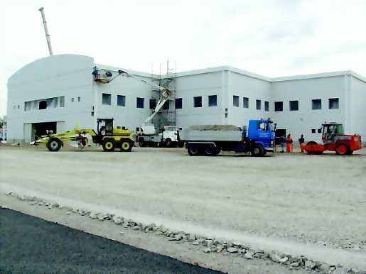 Muoto hahmottuu. Kärkkäisen kauppakeskus erottuu Ylivieskassa Savontien varrella naapureitaan monin verroin suurempana. Myös pääsisäänkäynnin muodot alkavat hahmottua.