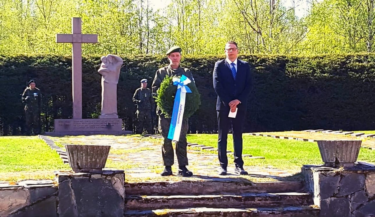 Vihannissa seppeleenlaskijoina Raahen kaupunginhallituksen puheenjohtaja Jarmo Myllymäki ja Jani Sikala Vihannin Reserviläiset ry:n edustajana.