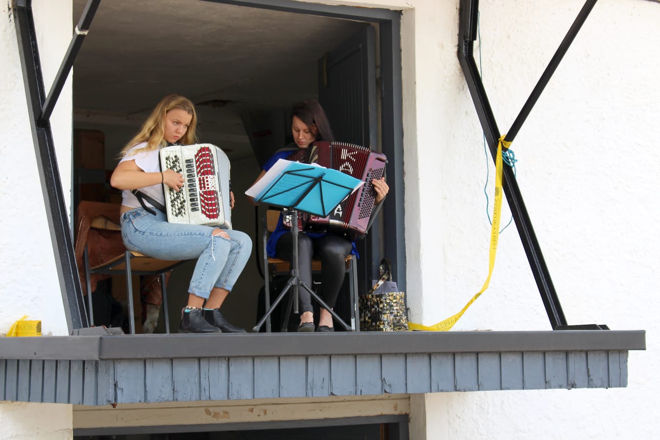 Lehtosaaren Anna ja Kaisa toivat tunnelmaa meijerin pihapiiriin haitarimusiikin muodossa.