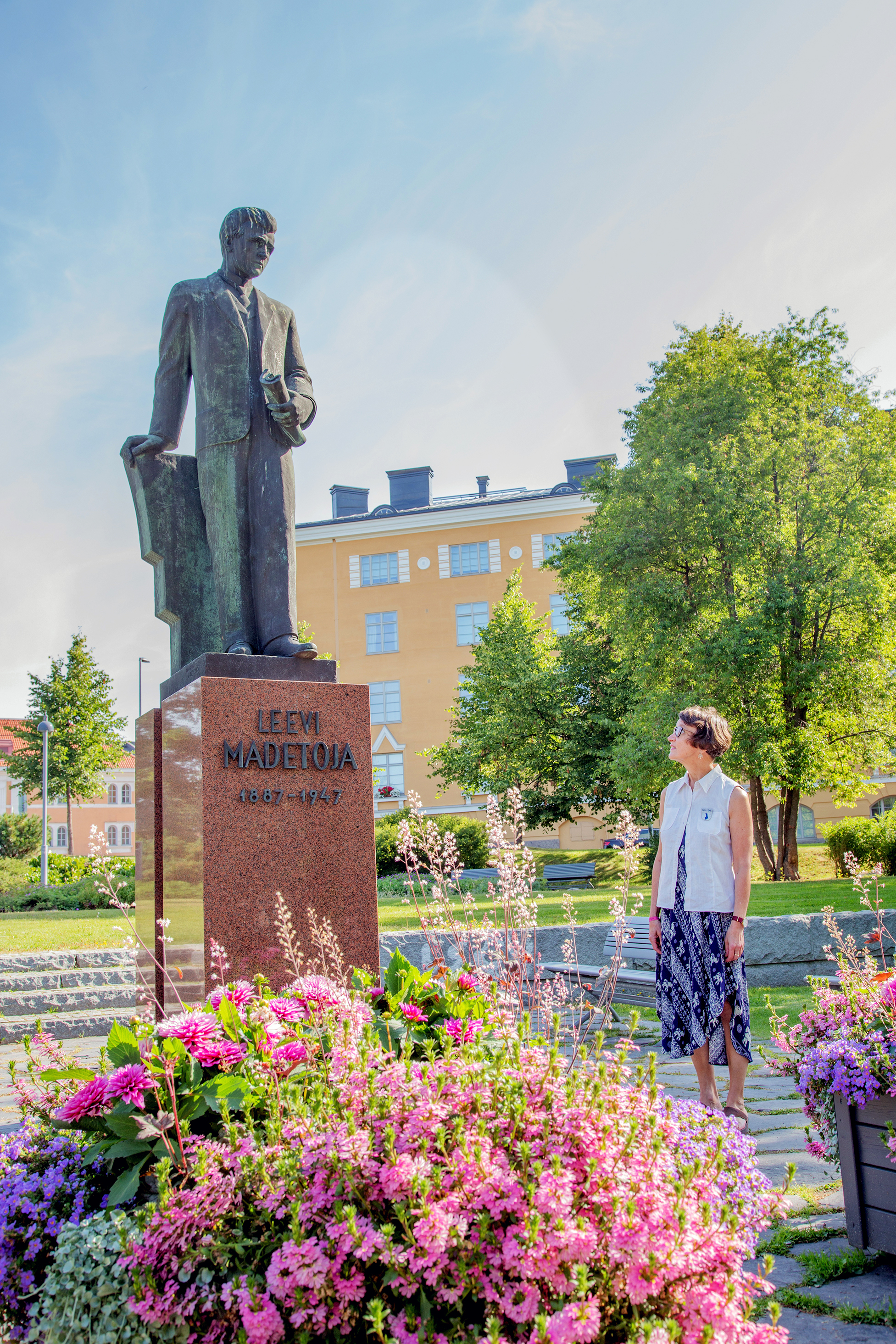 Leevi Madetojan patsas voi olla monelle tuttu, mutta moni ei välttämättä tiedä, että lapsena Madetoja veljensä auttoi perheen ruoan hankkimisessa esimerkiksi kalastamalla Oulujoella ja kitkemällä mukulakivikatuja, opas ja Oulun seudun oppaat ry:n puheenjohtaja Päivi Rintamäki kertoo. 