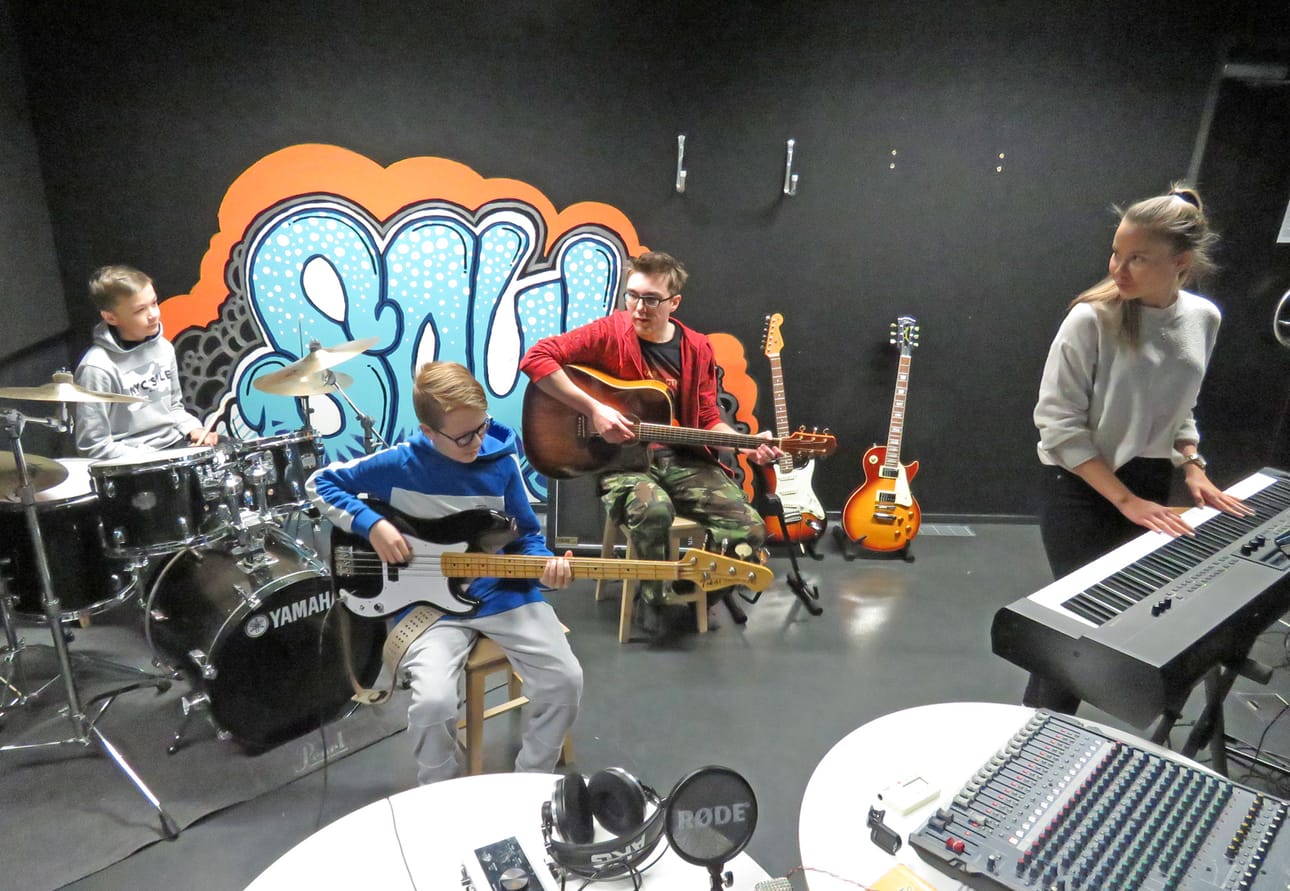 Bändi soittaa Creedence Clearwater Revivalin kappaleen Bad Moon Rising. Rummuissa Samuel Jouppila, bassokitarassa Juuso Laulajainen, akustisessa kitarassa ohjaaja Antti Suvanto, syntikassa Oona-Karita Isokoski.