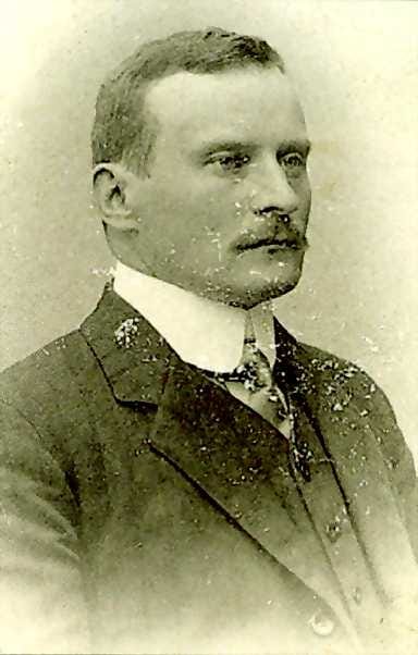 Sau-Herra tarvitsi elämäkertansa. Maaherra Hannele Pokan kirja lappilaisesta Gabriel Kaleb Savukoskesta (1879-1929) on kevyellä kynällä piirretty hahmotelma ihmisestä, joka ei jättänyt aikanaan ketään kylmäksi.