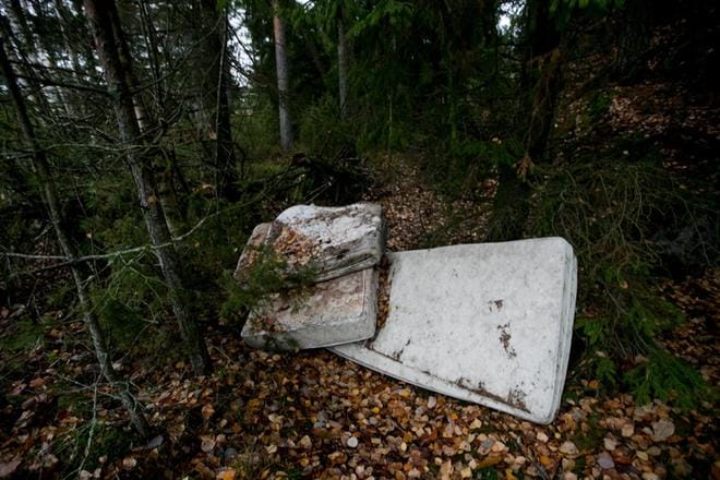 Kaatopaikan sijasta patjat on jätetty Isonkyrön ja Ylistaron väliseen metsään.